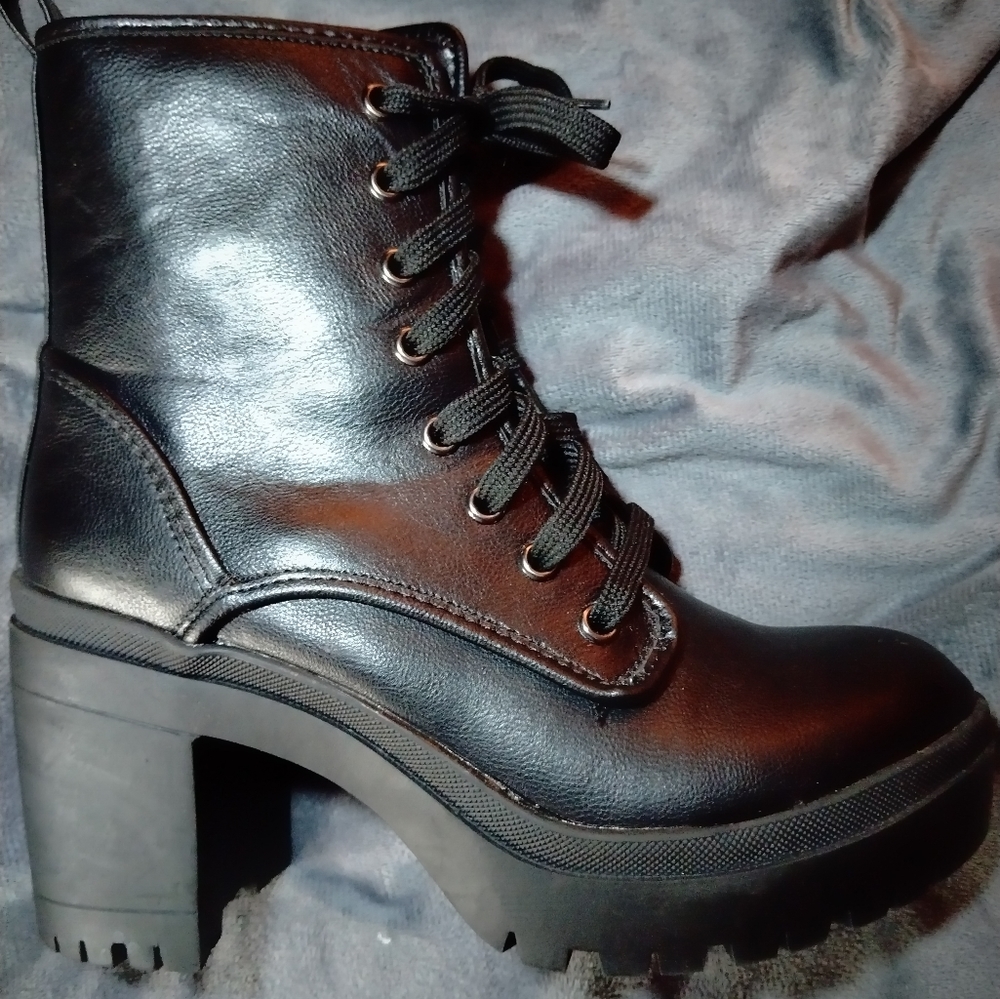 High heel lace up combat boot size 6.5